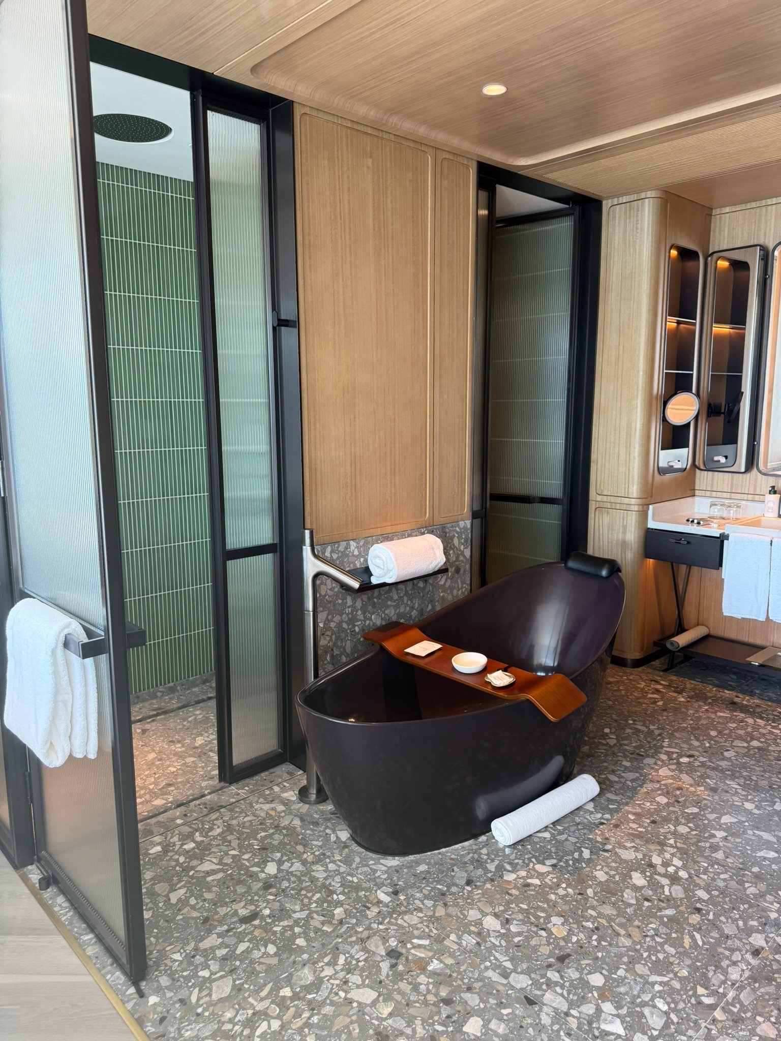 Kimpton Tsim Sha Tsui Premium King Victoria Harbor View bathroom